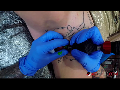 ❤️ Keçika pir tattookirî Sully Savage tattooek li ser klîtorê xwe kir. ❤ Pornoya spehî li ku.91sesex101.top ☑